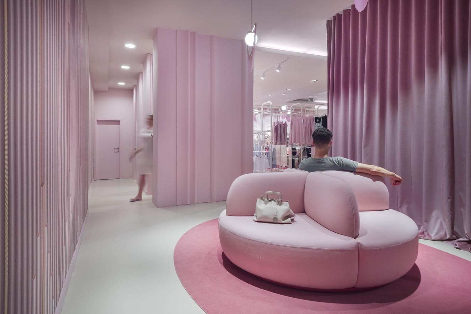 50 оттенков розового: интерьер магазина из Словении, который влияет на психику – фото