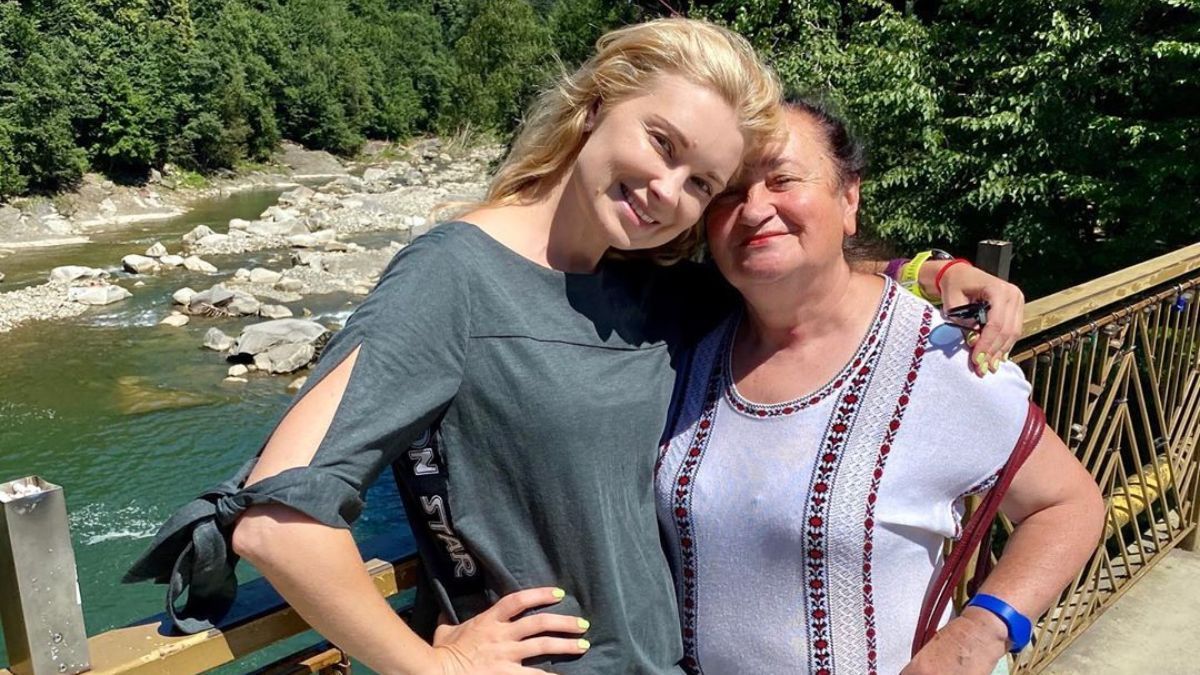 На надувном арбузе в бассейне: Лидия Таран с мамой отправились в отпуск в Карпаты – фото
