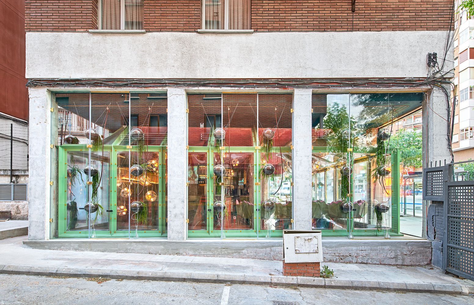 Будинок в будинку: в Мадриді відкрили ресторан, де всередині вирощують їжу – фото інтер'єру Будинок в будинку: в Мадриді відкрили ресторан, де всередині вирощують їжу – фото інтер'єру