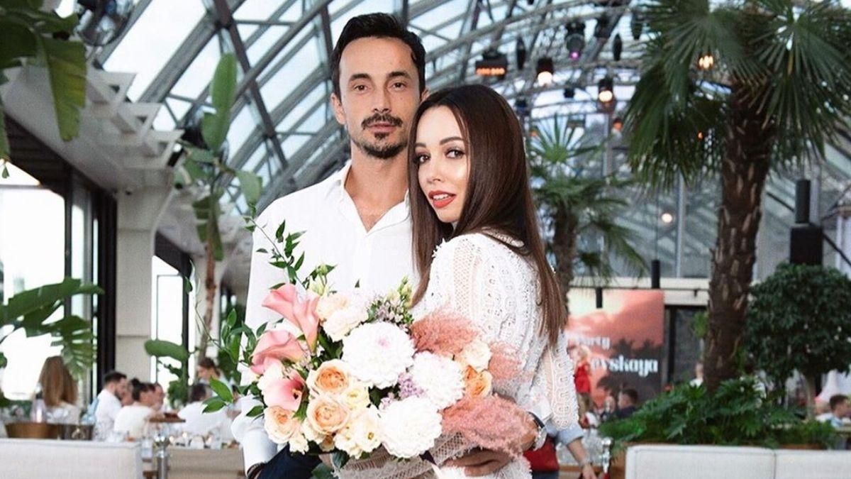 У вишуканій білій сукні: Катерина Кухар зачарувала мережу романтичними фото з коханим У вишуканій білій сукні: Катерина Кухар зачарувала мережу романтичними фото з коханим