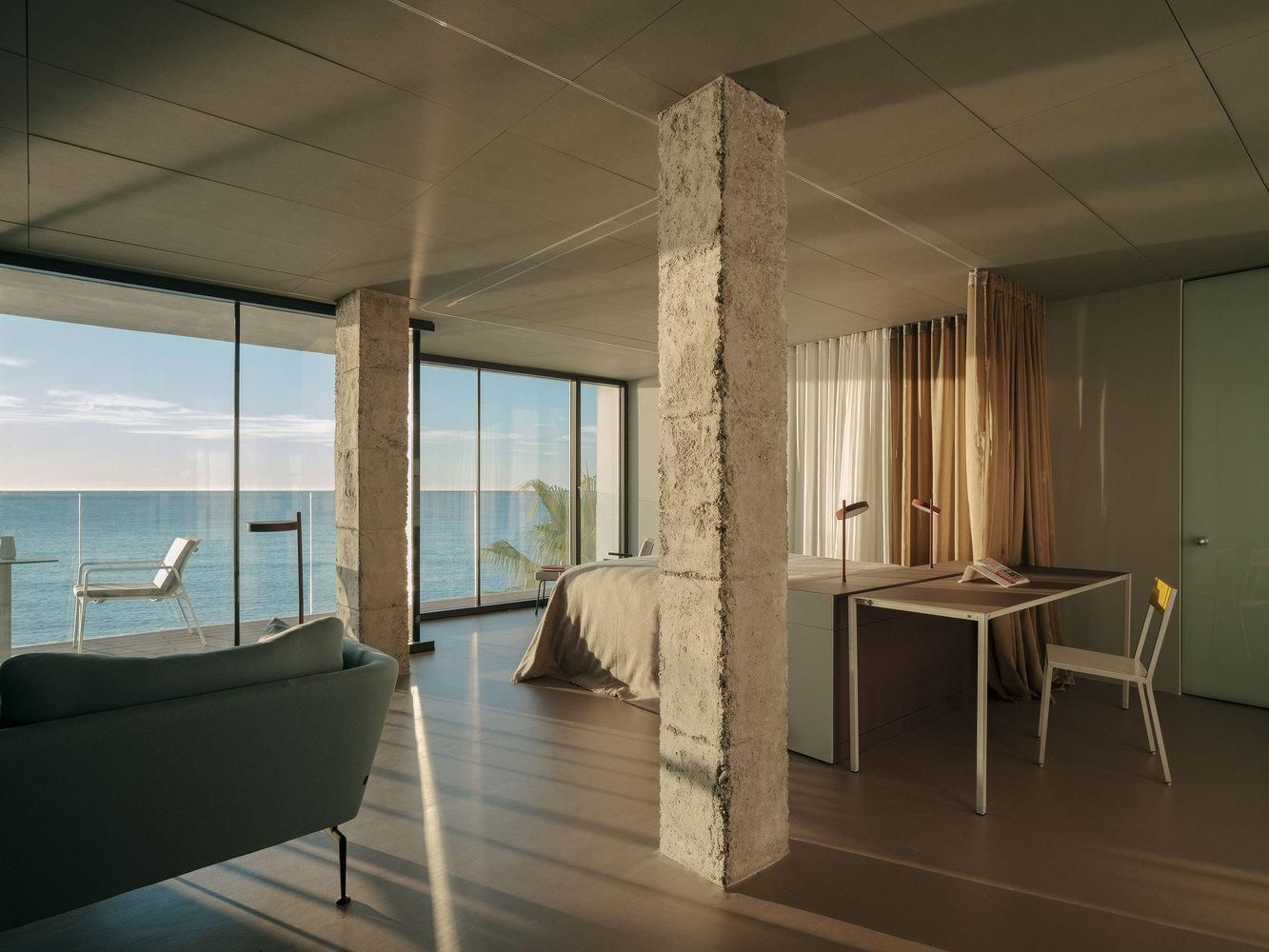Жизнь на берегу океана: дизайн испанской квартиры на побережье – фото
