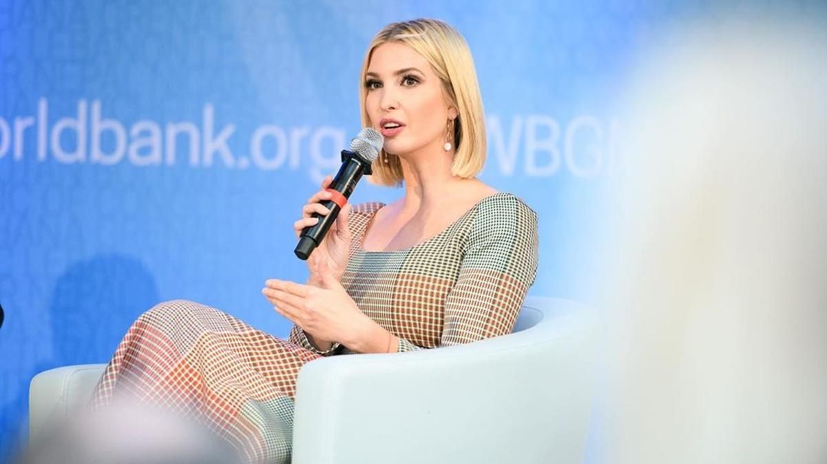 У рожевому костюмі з бантом: Іванка Трамп вразила ефектним образом – фото У рожевому костюмі з бантом: Іванка Трамп вразила ефектним образом – фото