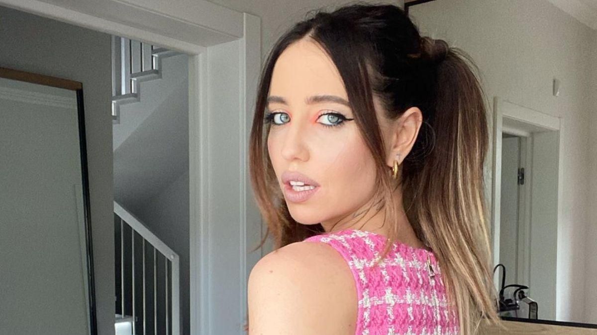 С ярким макияжем и в шляпе: Надя Дорофеева показала, как нежится на солнышке – фото С ярким макияжем и в шляпе: Надя Дорофеева показала, как нежится на солнышке – фото