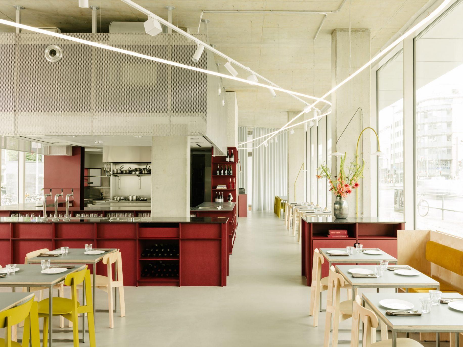 Жовті стільці та червона барна стійка – креативний дизайн кав'ярні у Берліні: фото