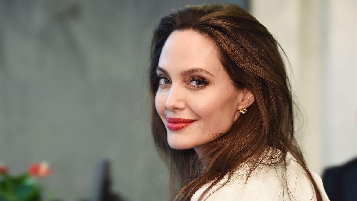 В черном сарафане и маске за 100 долларов: Анджелина Джоли на шопинге в Лос-Анджелесе – фото