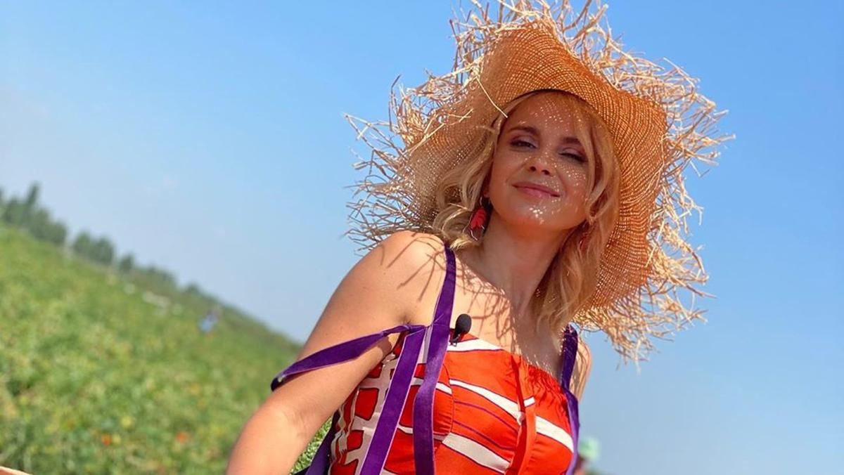 В ярком сарафане и шляпе: Лилия Ребрик покорила стильным образом – фото