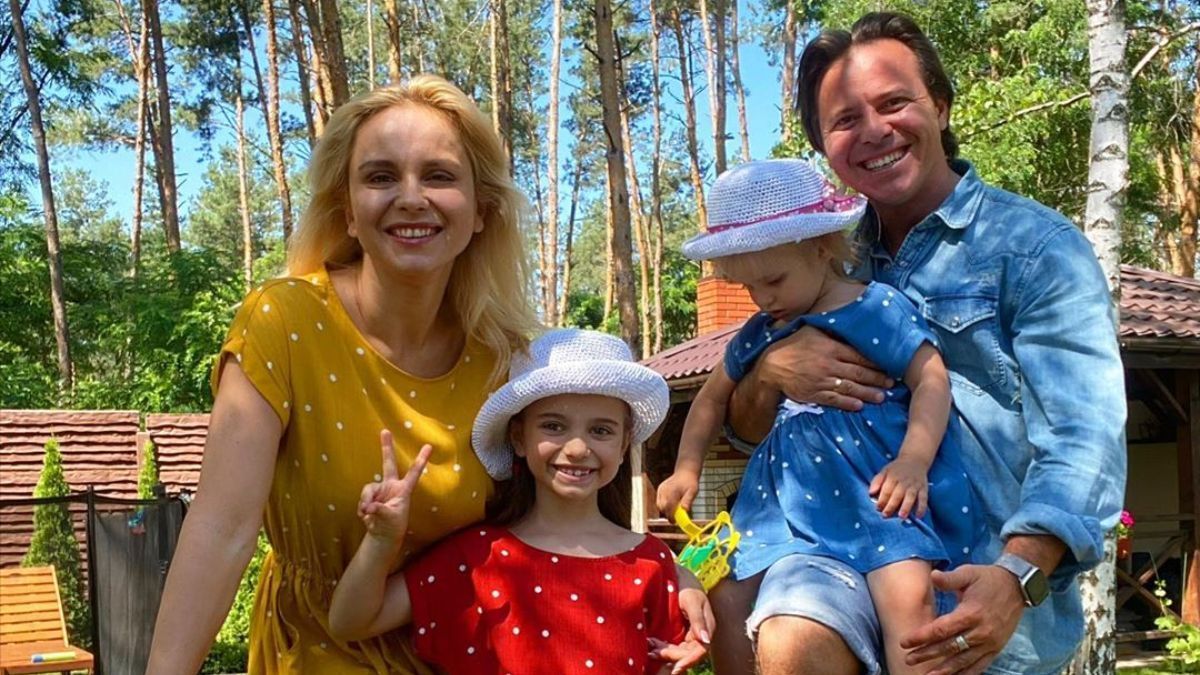 В белой майке и без макияжа: Лилия Ребрик показала безупречный домашний образ на семейном фото В белой майке и без макияжа: Лилия Ребрик показала безупречный домашний образ на семейном фото