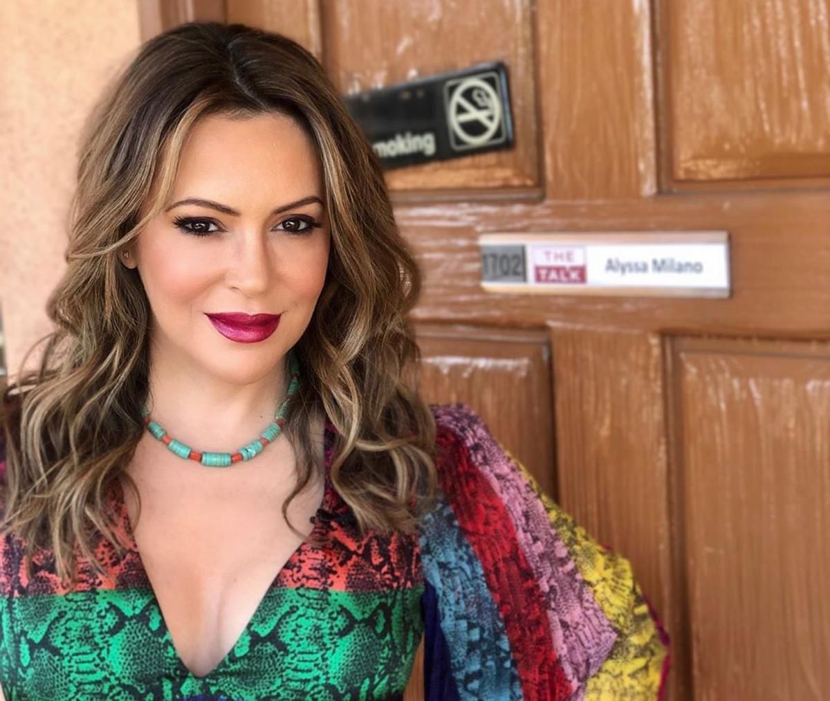 Алісса Мілано поділилась приголомшливими наслідками COVID-19: пасмами випадає волосся Алісса Мілано поділилась приголомшливими наслідками COVID-19: пасмами випадає волосся