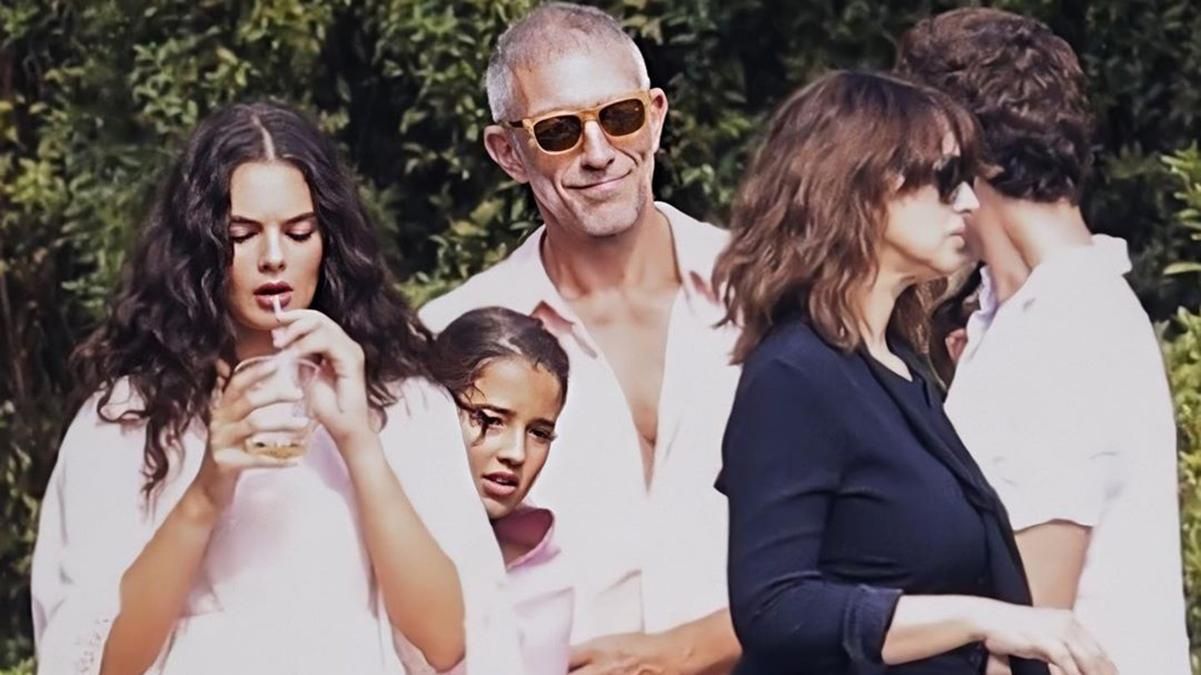 Редкий выход: бывших супругов Монику Белуччи и Венсана Касселя увидели на улицах Италии Редкий выход: бывших супругов Монику Белуччи и Венсана Касселя увидели на улицах Италии