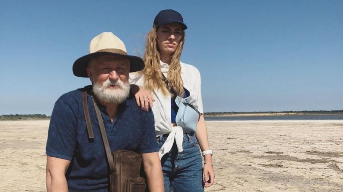 Ще більше сонця і моря: у мережі опублікували нові кадри з серіалу "Папік 2" Ще більше сонця і моря: у мережі опублікували нові кадри з серіалу "Папік 2"