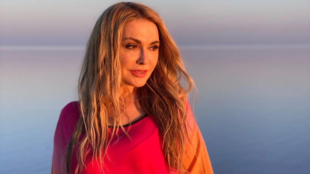 У красивій сукні під час заходу сонця: Ольга Сумська зачарувала фотосесією на березі озера У красивій сукні під час заходу сонця: Ольга Сумська зачарувала фотосесією на березі озера