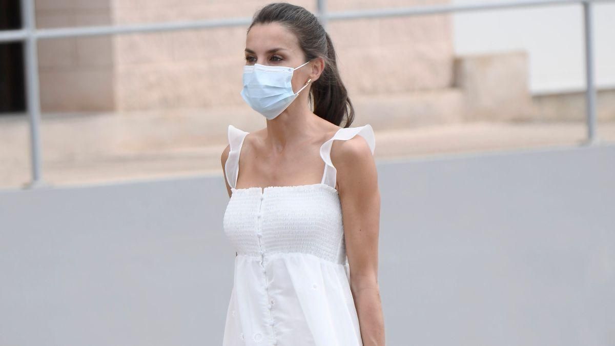 У білому сарафані: королева Летиція продемонструвала бездоганний літній образ – фото У білому сарафані: королева Летиція продемонструвала бездоганний літній образ – фото