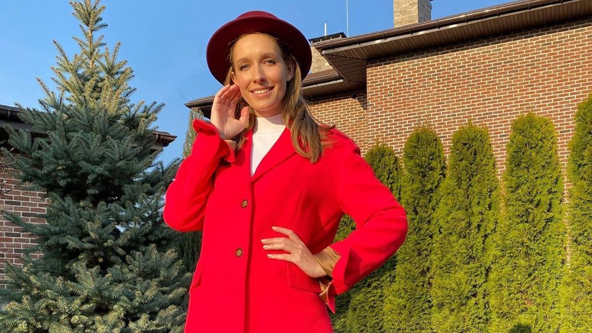 У топі та червоних штанах: Катя Осадча вразила бездоганним виглядом – яскравий образ У топі та червоних штанах: Катя Осадча вразила бездоганним виглядом – яскравий образ