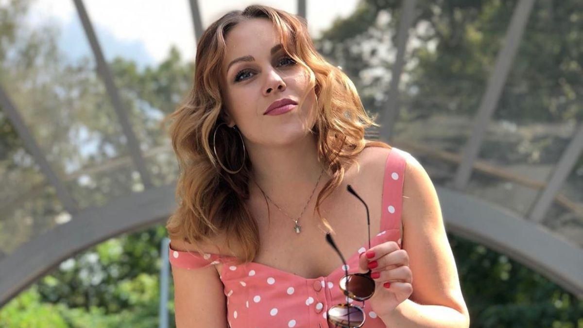 В красном платье на траве: Alyosha очаровала романтическим образом перед родами – фото В красном платье на траве: Alyosha очаровала романтическим образом перед родами – фото