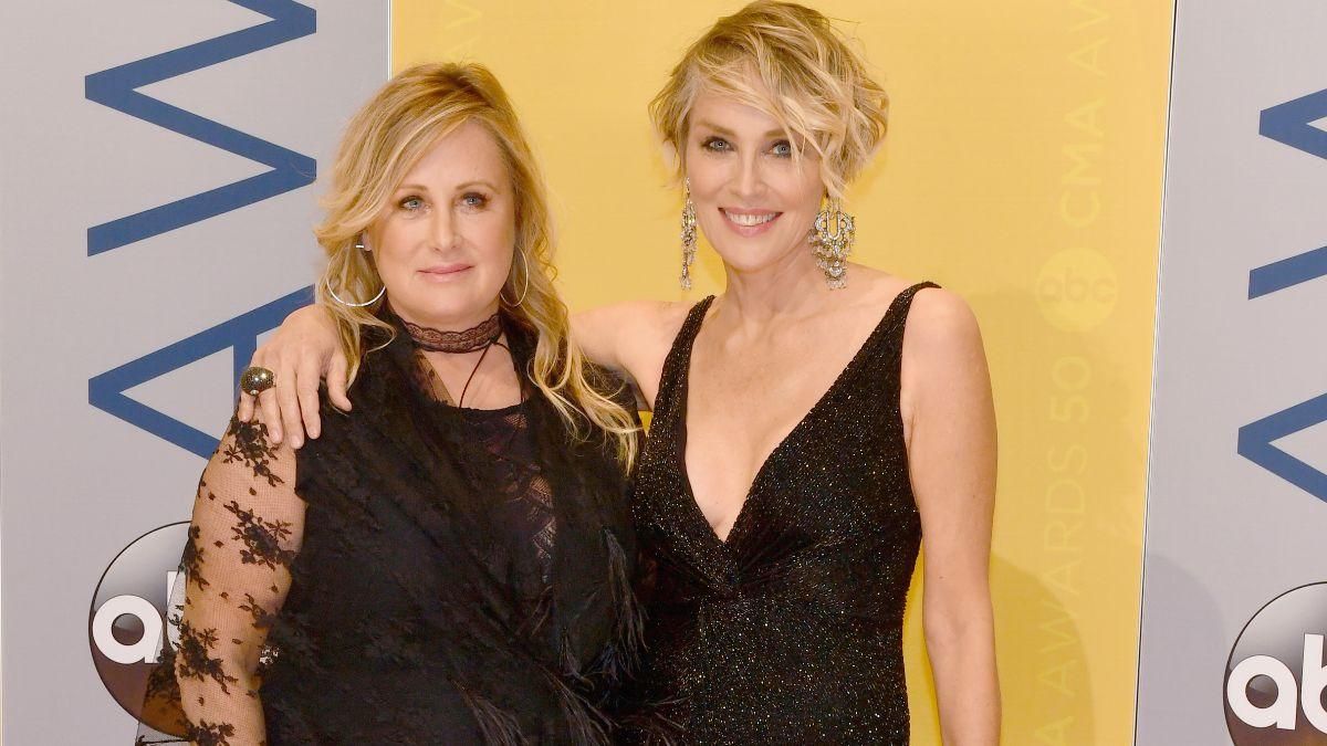 У нее нет иммунитета: Шэрон Стоун сообщила, что ее сестра заразилась коронавирусом У нее нет иммунитета: Шэрон Стоун сообщила, что ее сестра заразилась коронавирусом