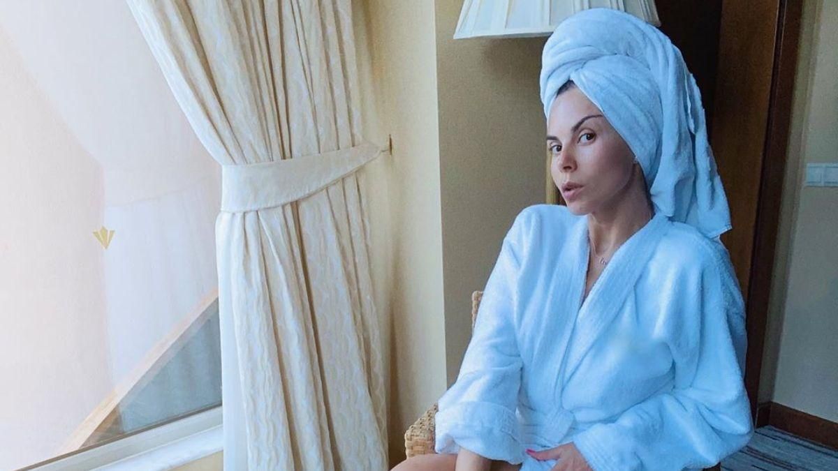 У білому халаті та з рушником на голові: Настя Каменських показала бездоганний ранковий образ У білому халаті та з рушником на голові: Настя Каменських показала бездоганний ранковий образ