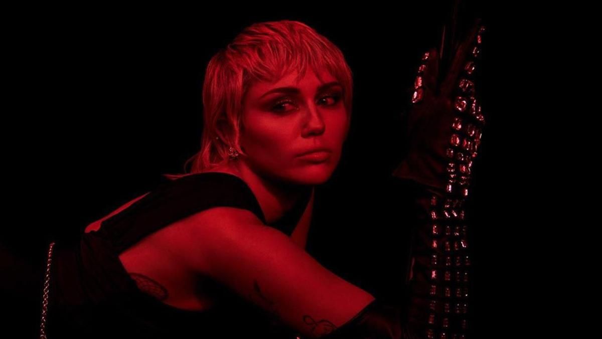 Майлі Сайрус натякнула, чому розійшлась з Коді Сімпсоном Майлі Сайрус натякнула, чому розійшлась з Коді Сімпсоном