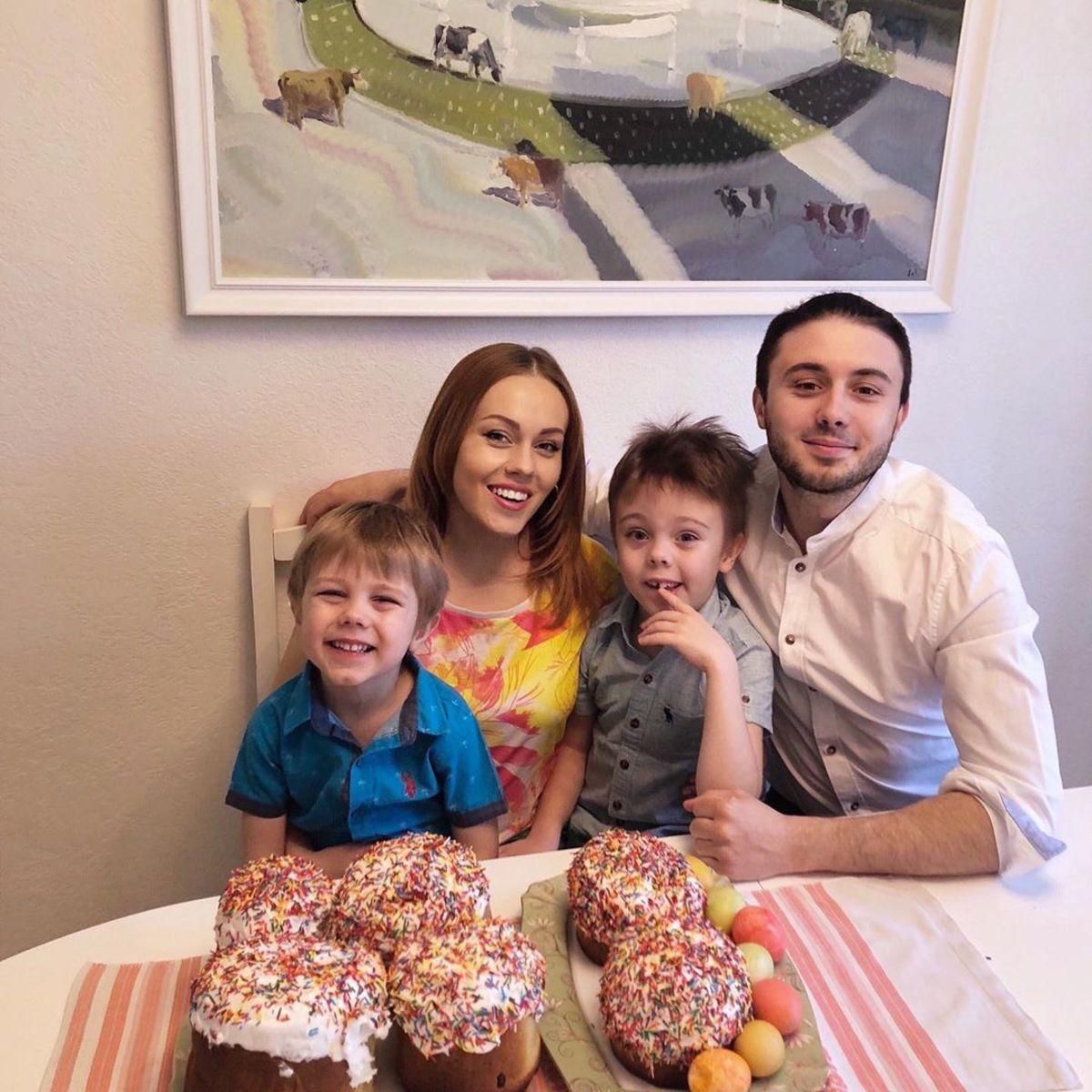 Співачка Alyosha показала нове фото новонародженої донечки з сім'єю Співачка Alyosha показала нове фото новонародженої донечки з сім'єю