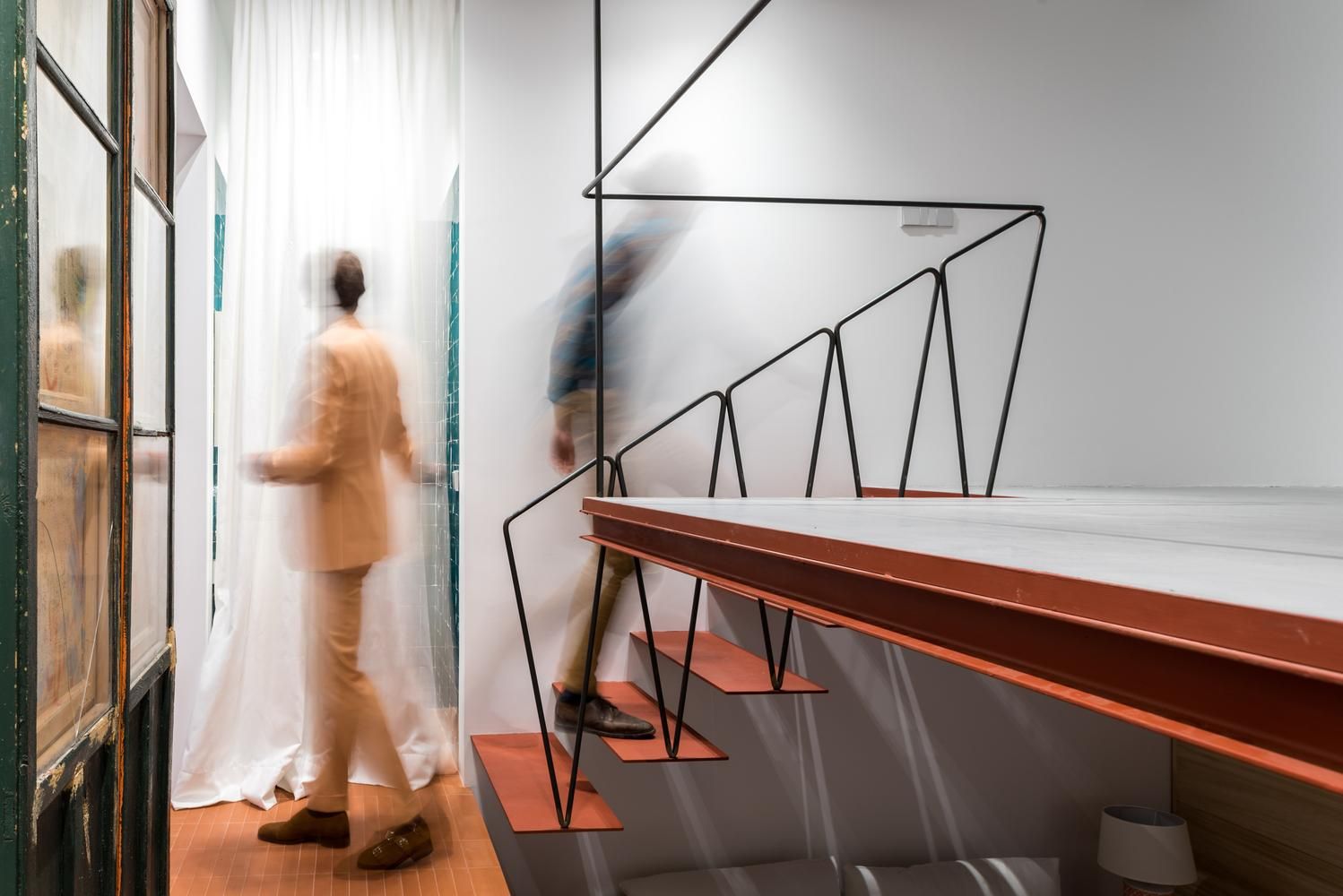 Хаос та винятковість: в Мадриді стильно оновили мініатюрну квартиру у старому будинку – фото Хаос та винятковість: в Мадриді стильно оновили мініатюрну квартиру у старому будинку – фото