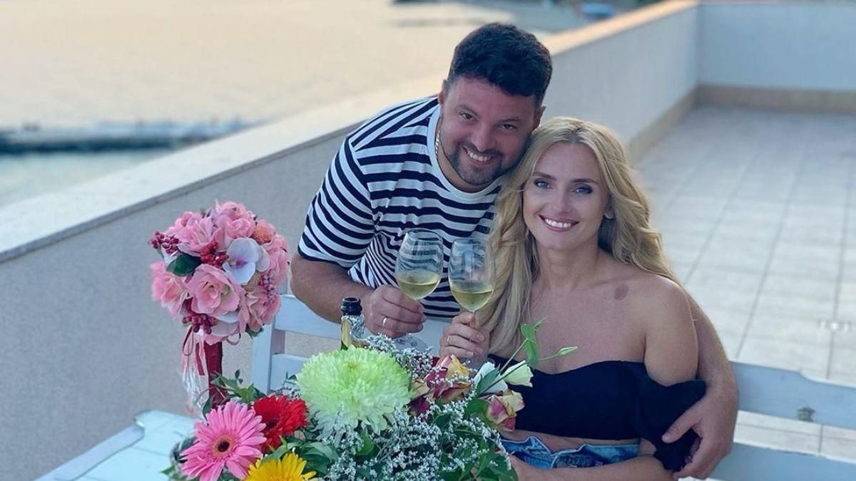 У джинсових шортах та рожевій блузці: Ірина Федишин замилувала романтичними фото з чоловіком У джинсових шортах та рожевій блузці: Ірина Федишин замилувала романтичними фото з чоловіком