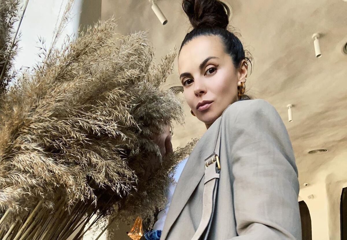 В блузке и белоснежных шортах: Настя Каменских очаровала летним образом – фото В блузке и белоснежных шортах: Настя Каменских очаровала летним образом – фото