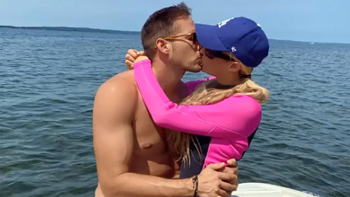 Періс Гілтон поділилася в мережі пристрасним поцілунком з коханим: яскраве фото