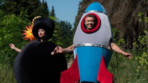 В забавных костюмах: Сергей Бабкин снял клип "Бомба-ракета" с женой в главной роли – видео