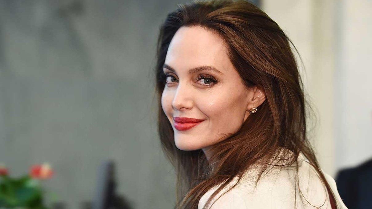 Анджелина Джоли провела уикенд с мамой и родственниками Брэда Питта, – СМИ