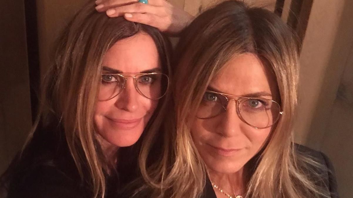 Дженніфер Еністон та Кортні Кокс підірвали мережу курйозним відео Дженніфер Еністон та Кортні Кокс підірвали мережу курйозним відео