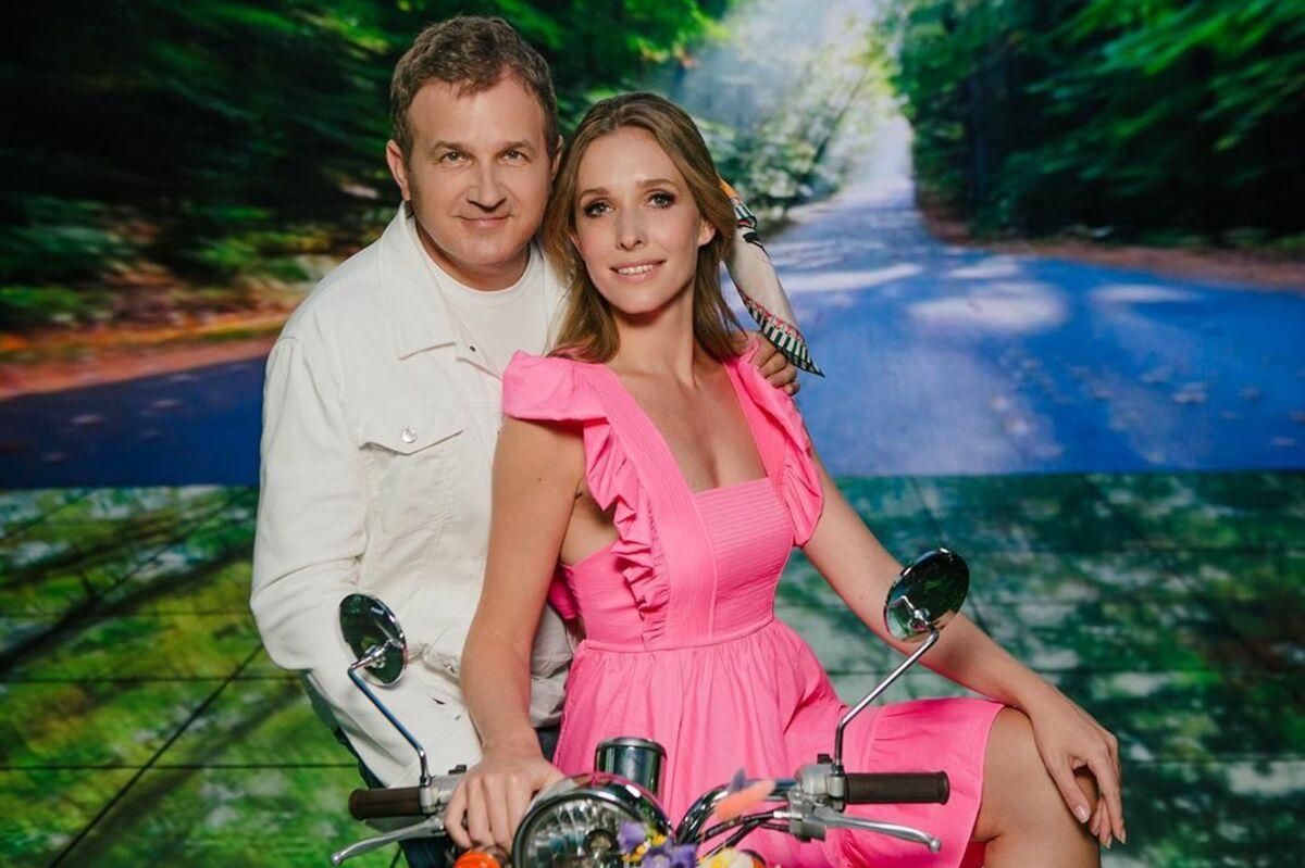 Закохані Юрій Горбунов і Катя Осадча прогулялись вечірнім Києвом: милі фото Закохані Юрій Горбунов і Катя Осадча прогулялись вечірнім Києвом: милі фото