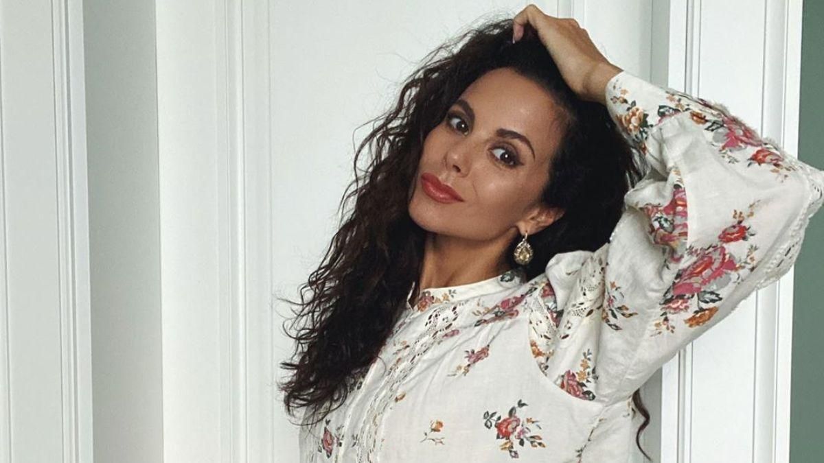 У чорному вбранні: Настя Каменських похизувалася бездоганним образом у танцювальному залі – фото У чорному вбранні: Настя Каменських похизувалася бездоганним образом у танцювальному залі – фото