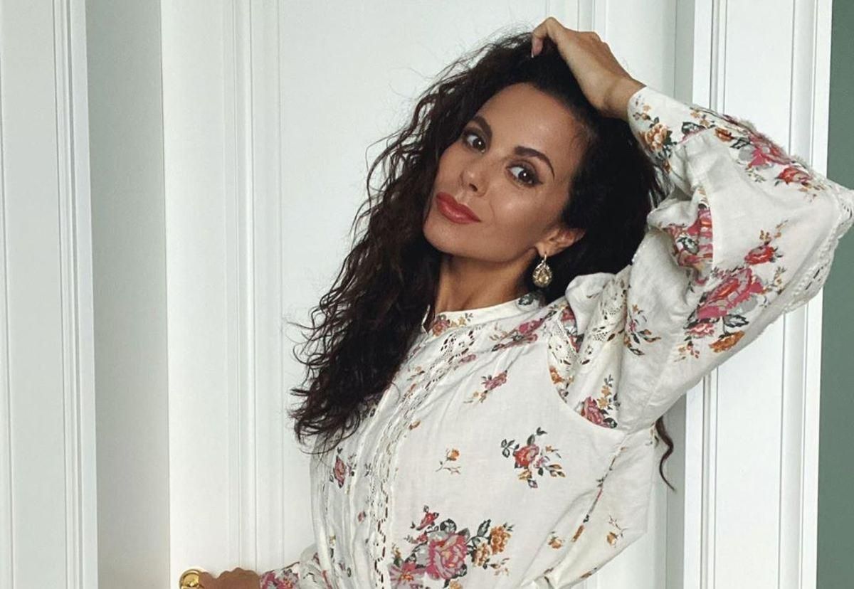 У яскравому костюмі: Настя Каменських показала зухвалий образ з майбутнього кліпу – фото У яскравому костюмі: Настя Каменських показала зухвалий образ з майбутнього кліпу – фото