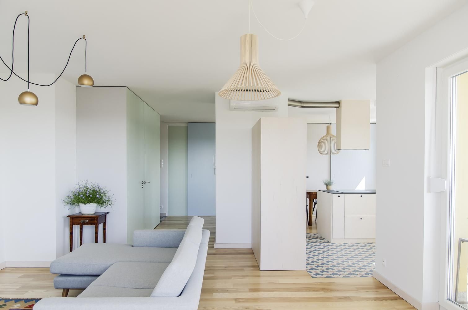 Классический белый – дизайнеры перепланировали две квартиры в одну в Польше: фото и проект