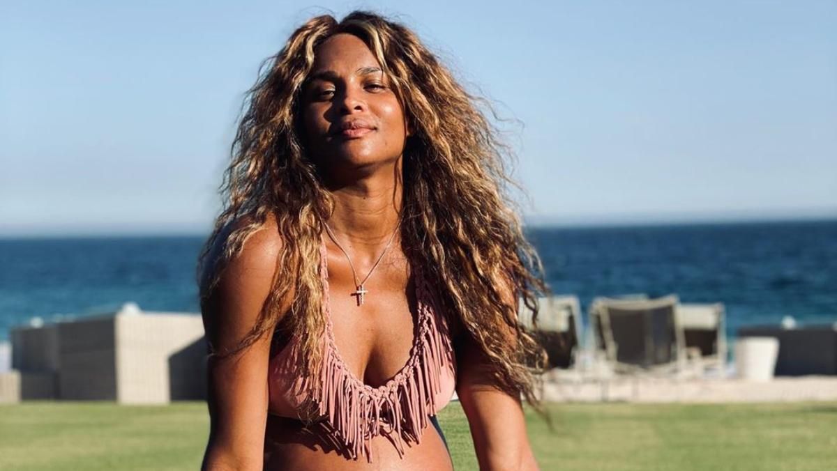 Через місяць після пологів Сіара вирішила позбутись зайвих 22-х кілограмів Через місяць після пологів Сіара вирішила позбутись зайвих 22-х кілограмів