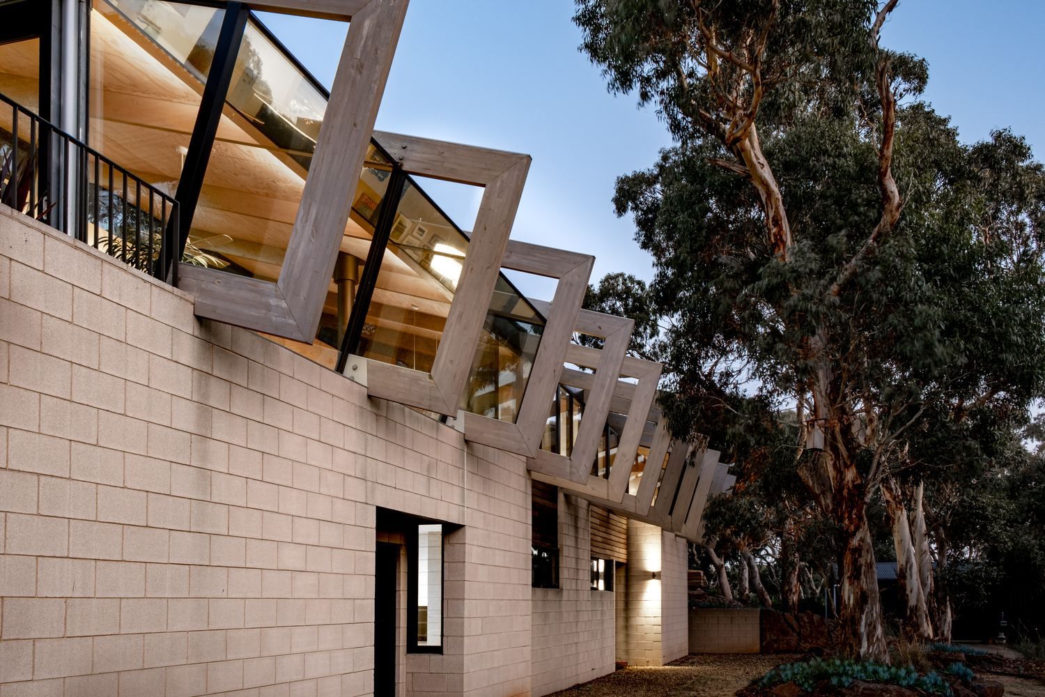 Дерев'яні рами та великий камін: фото інтер'єру приватного будинку з Австралії Дерев'яні рами та великий камін: фото інтер'єру приватного будинку з Австралії