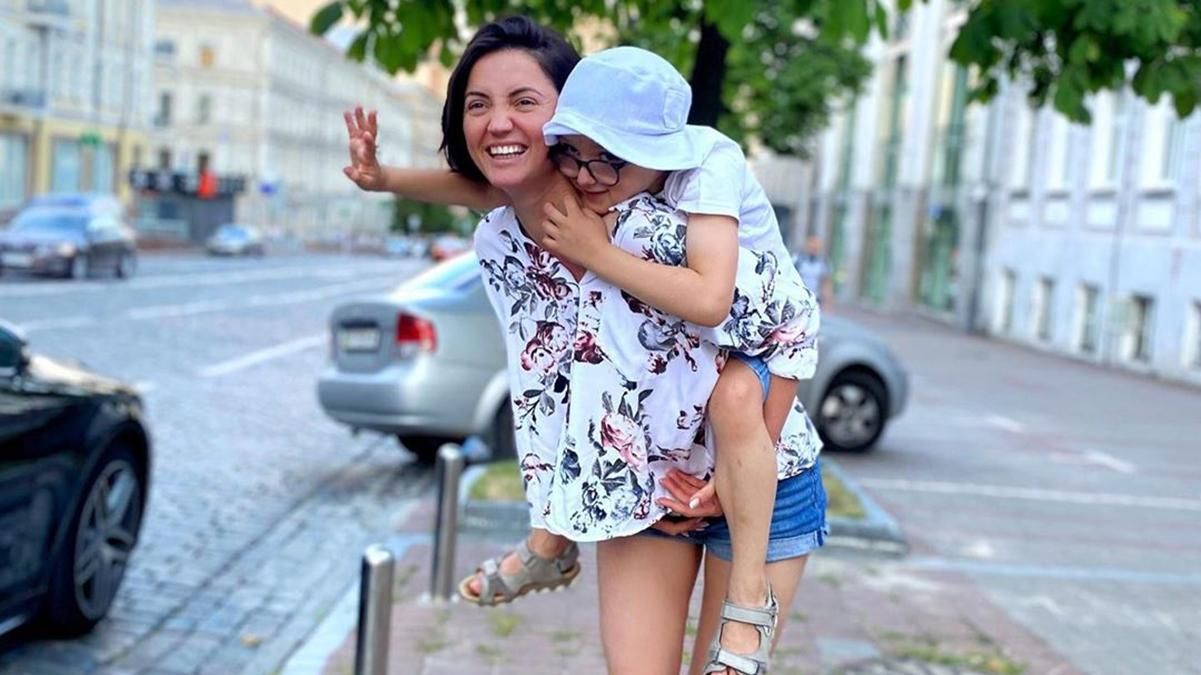 В обольстительном купальнике: Оля Цибульская отправилась в Одессу с сыном – милое фото В обольстительном купальнике: Оля Цибульская отправилась в Одессу с сыном – милое фото