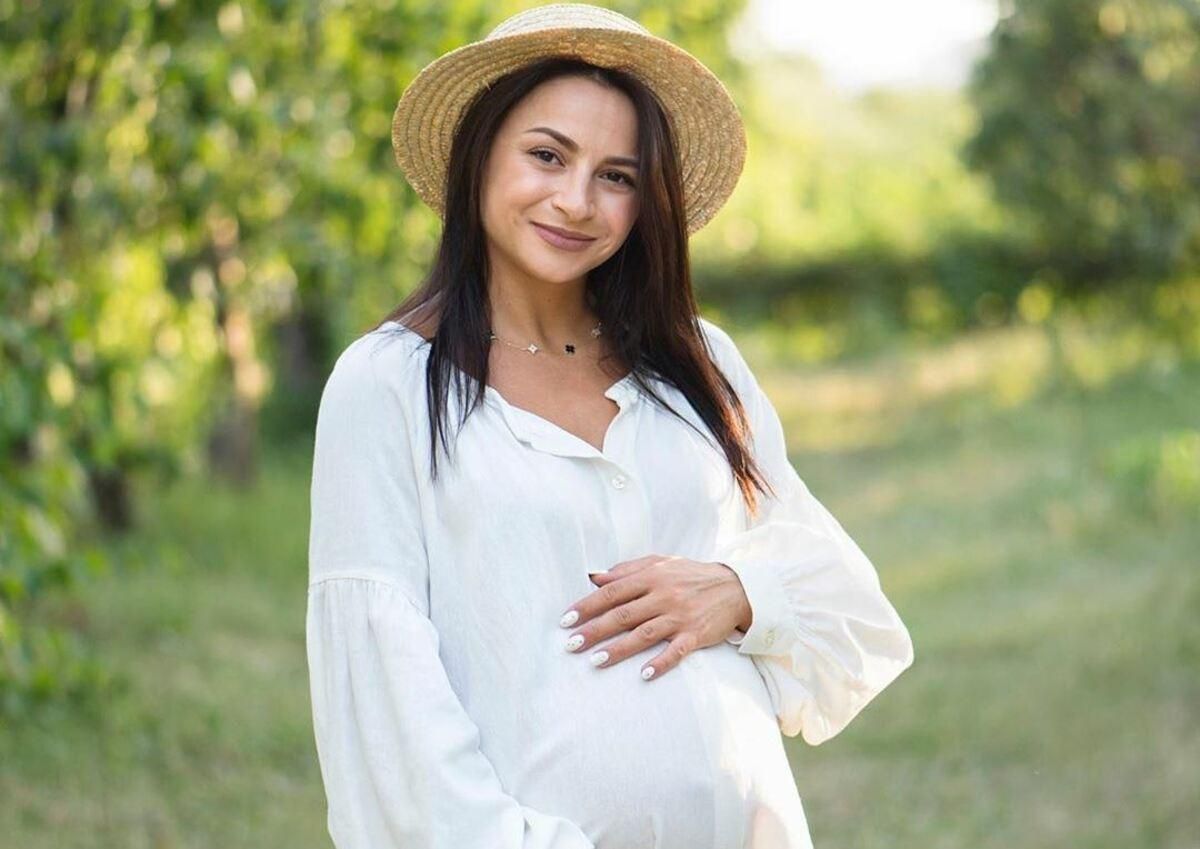 У синій сукні: вагітна Ілона Гвоздьова замилувала мережу фото з донечкою