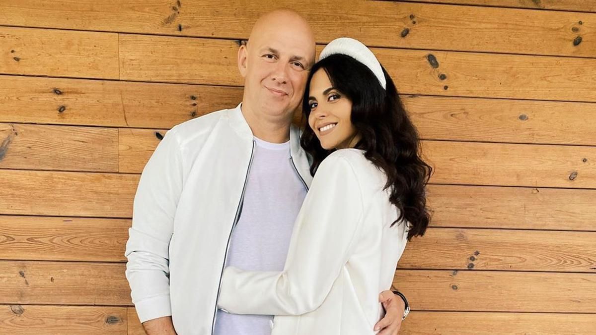 У сукні з квітковим принтом: Настя Каменських підкорила образом для романтичної вечері з Потапом У сукні з квітковим принтом: Настя Каменських підкорила образом для романтичної вечері з Потапом