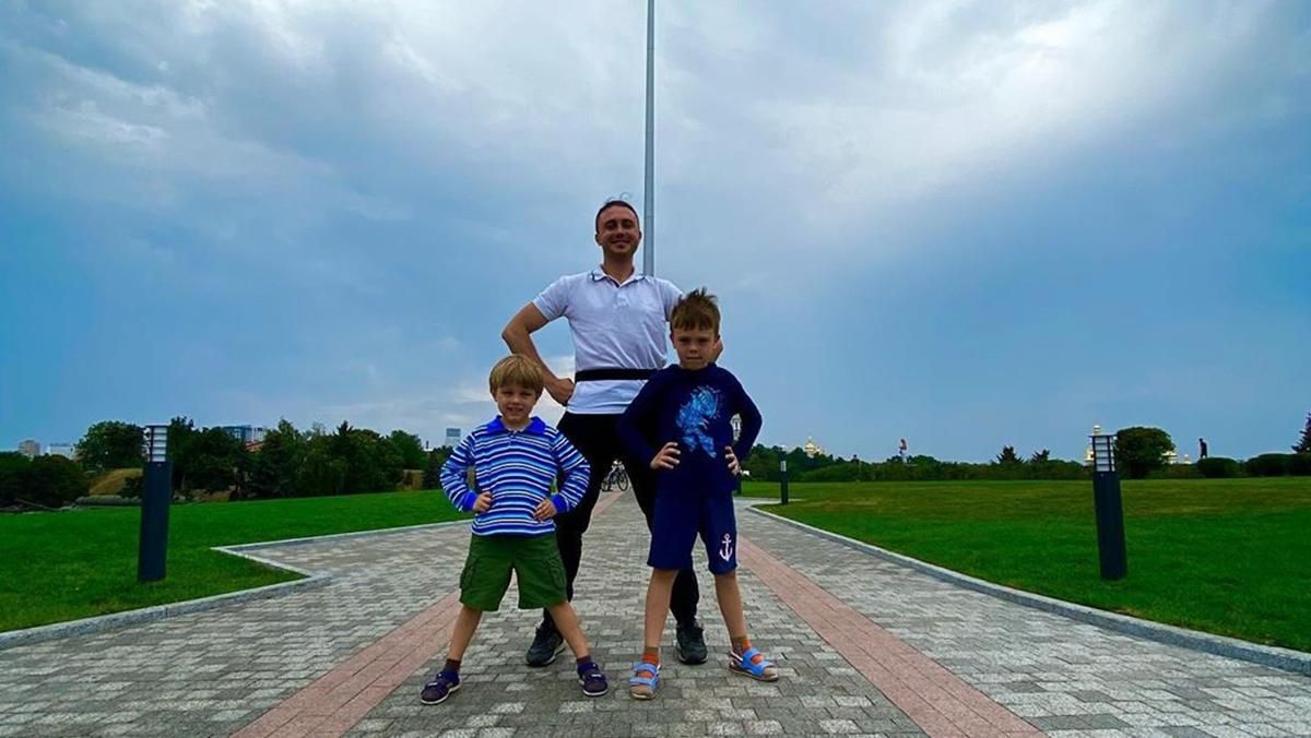 Тарас Тополя разом з синами вшанував пам'ять загиблих захисників України: щемливі фото