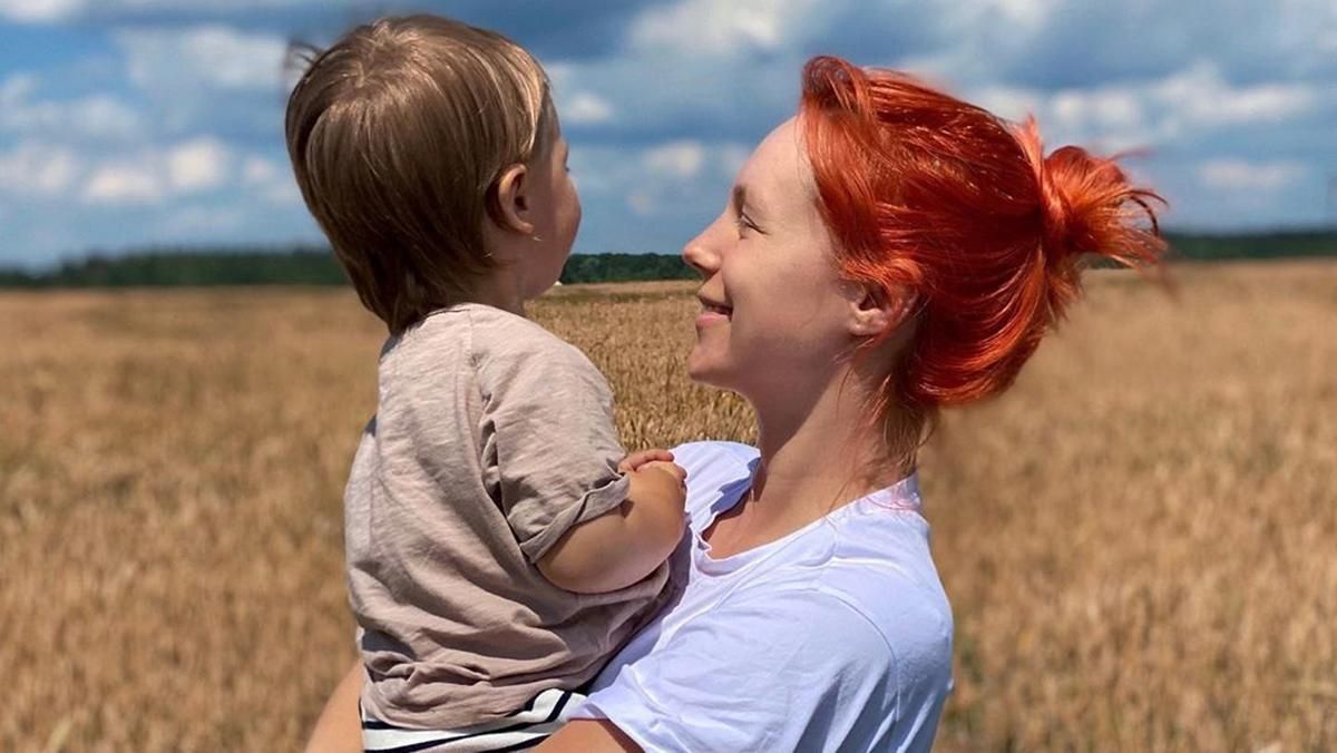 У фартусі та ковпаку: Світлана Тарабарова спекла пиріг разом з сином – кумедні фото У фартусі та ковпаку: Світлана Тарабарова спекла пиріг разом з сином – кумедні фото