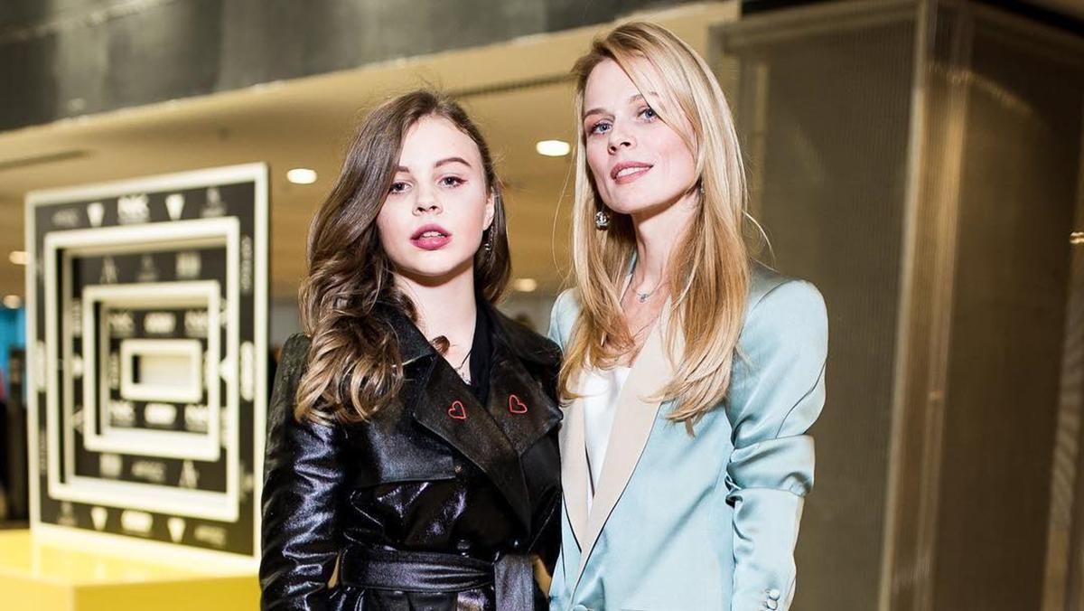 Через окно авто: больная коронавирусом Оля Фреймут показала встречу с дочкой – видео Через окно авто: больная коронавирусом Оля Фреймут показала встречу с дочкой – видео