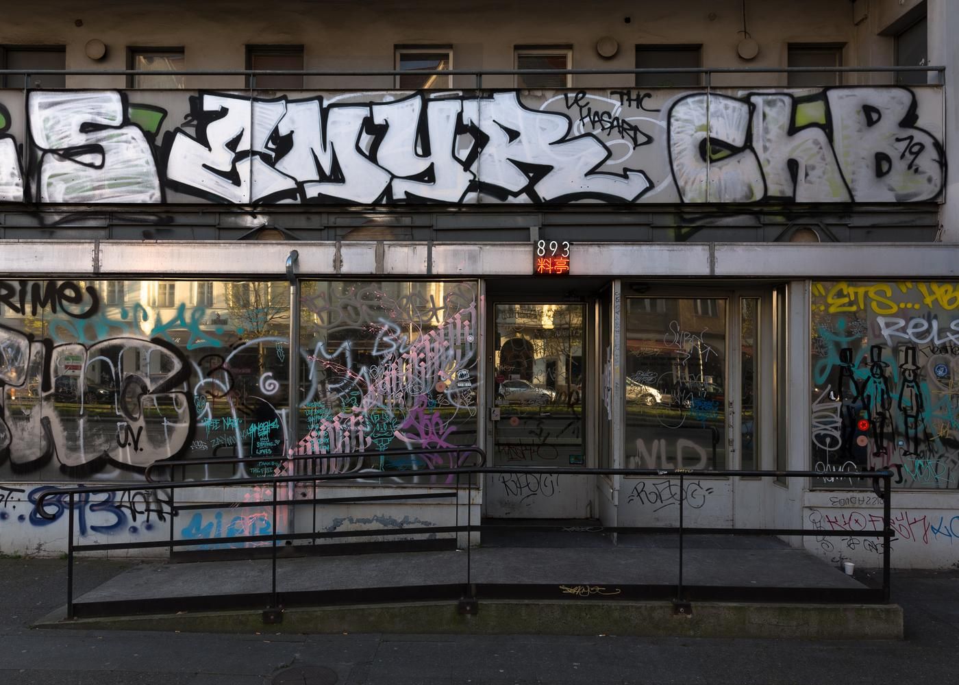 Ліки для відчайдушних: в Берліні відкрили паб в приміщенні аптеки – фото 