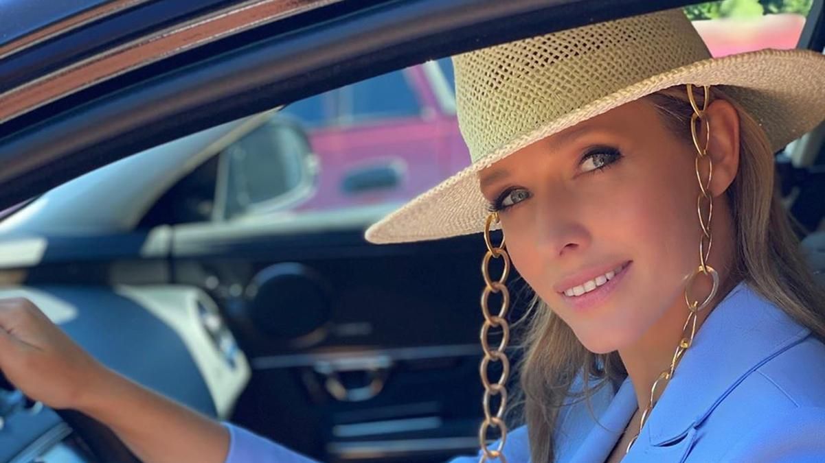 В платье с пикантным разрезом: Катя Осадчая поразила смелым образом В платье с пикантным разрезом: Катя Осадчая поразила смелым образом