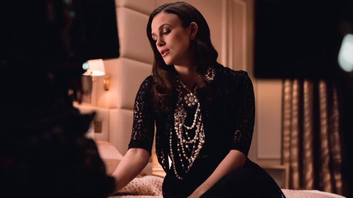 Кіра Найтлі знялась у чарівній рекламі для парфумів Chanel: вишукані кадри Кіра Найтлі знялась у чарівній рекламі для парфумів Chanel: вишукані кадри