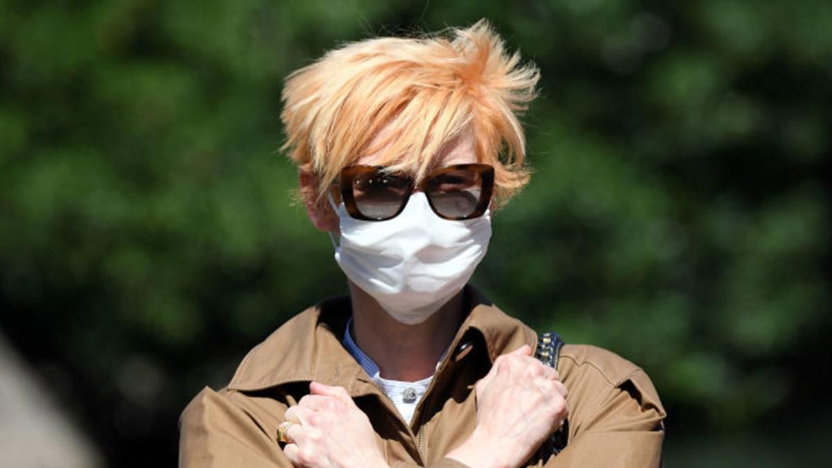 В стильном тренче и туфлях: Тильда Суинтон стала первой гостьей Венецианского кинофестиваля В стильном тренче и туфлях: Тильда Суинтон стала первой гостьей Венецианского кинофестиваля