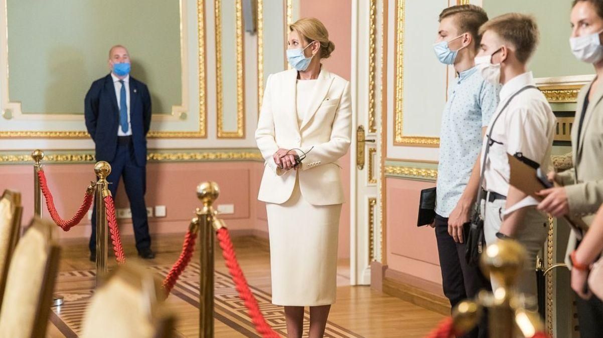 В белом костюме: Елена Зеленская продемонстрировала безупречный образ во время экскурсии – фото В белом костюме: Елена Зеленская продемонстрировала безупречный образ во время экскурсии – фото