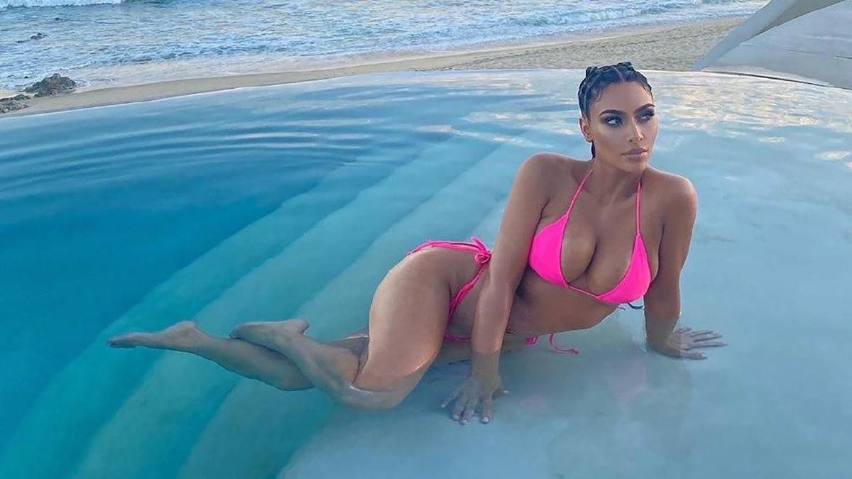 Ким Кардашян похвасталась аппетитными формами в розовом купальнике: соблазнительные фото