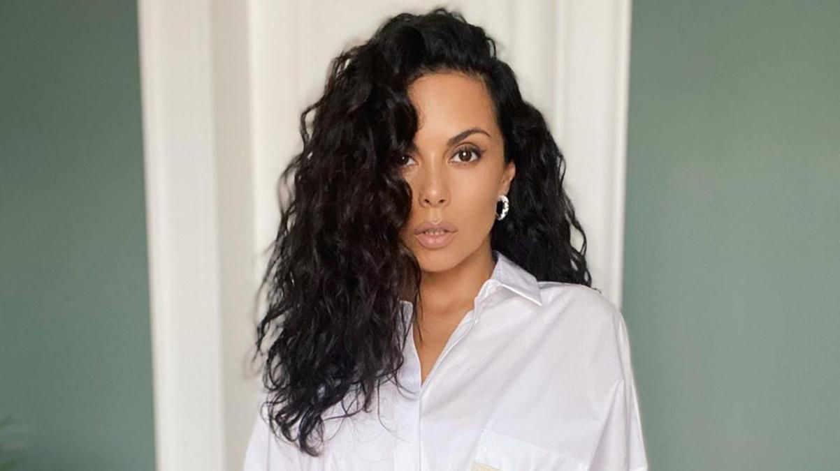 У смугастій сукні: Настя Каменських звабливо позувала в пляжному образі – фото У смугастій сукні: Настя Каменських звабливо позувала в пляжному образі – фото