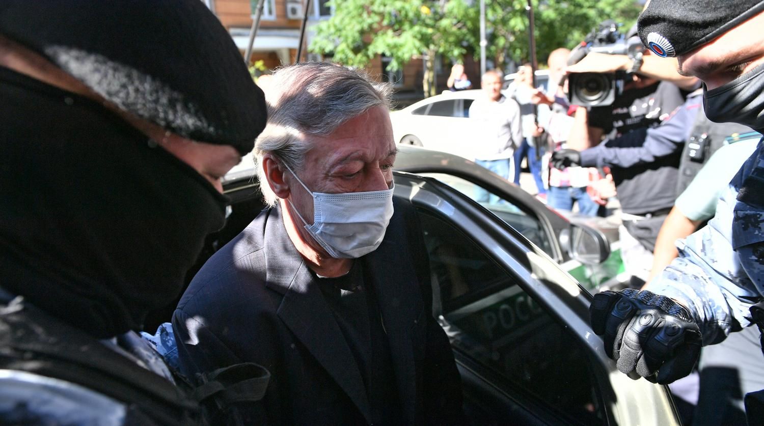 После признания вины Ефремов зачитал стихотворение погибшему курьеру После признания вины Ефремов зачитал стихотворение погибшему курьеру