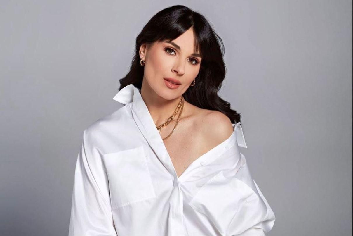 В блузке с принтом: Маша Ефросинина показала безупречный осенний образ В блузке с принтом: Маша Ефросинина показала безупречный осенний образ